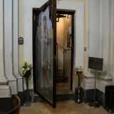 ...� in realt� una porta che consente di avere accesso a una scala a chiocciola